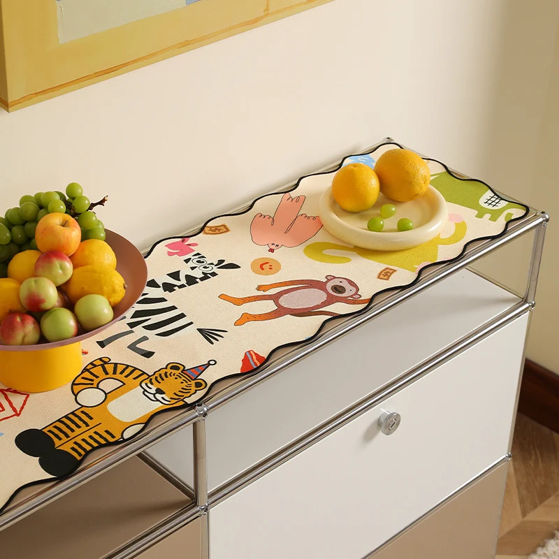 Seidenschal mit wellensaum und verspieltem Tierprint