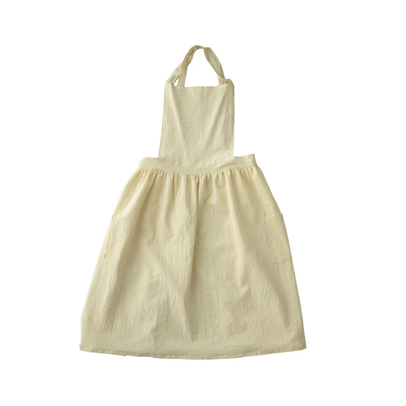 Leichtes Baumwoll-Latzkleid mit verstellbaren Trägern und seitlichen Taschen