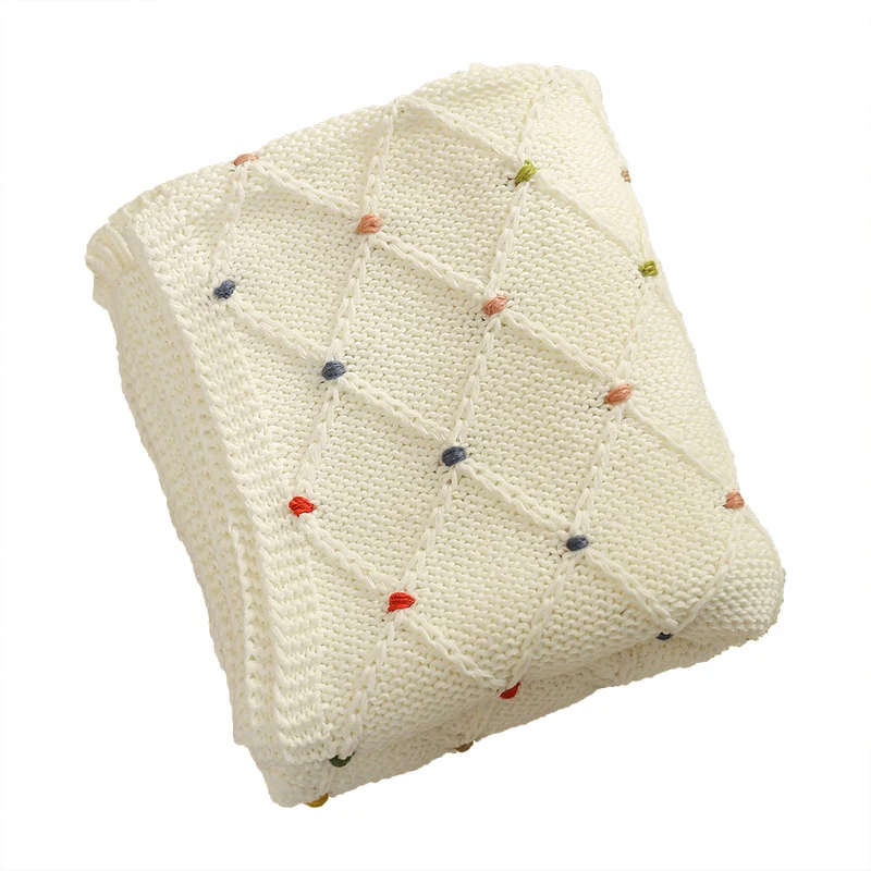 Grobgestrickte Kuscheldecke mit Rautenmuster und bunten Knötchen
