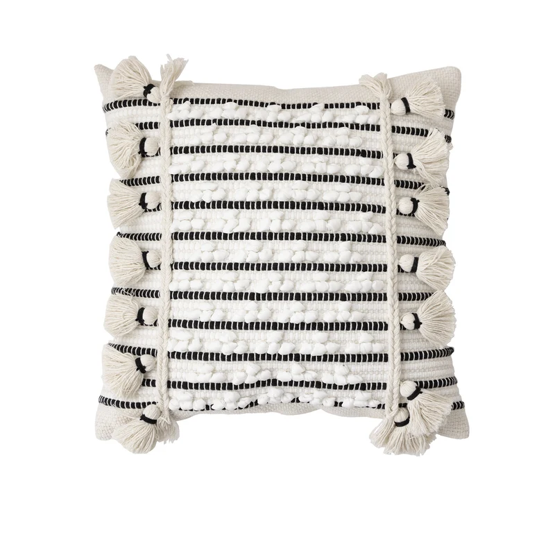 Gewebtes Boho-Dekokissen mit Quasten, Tuft-Relief und handgefertigten Details