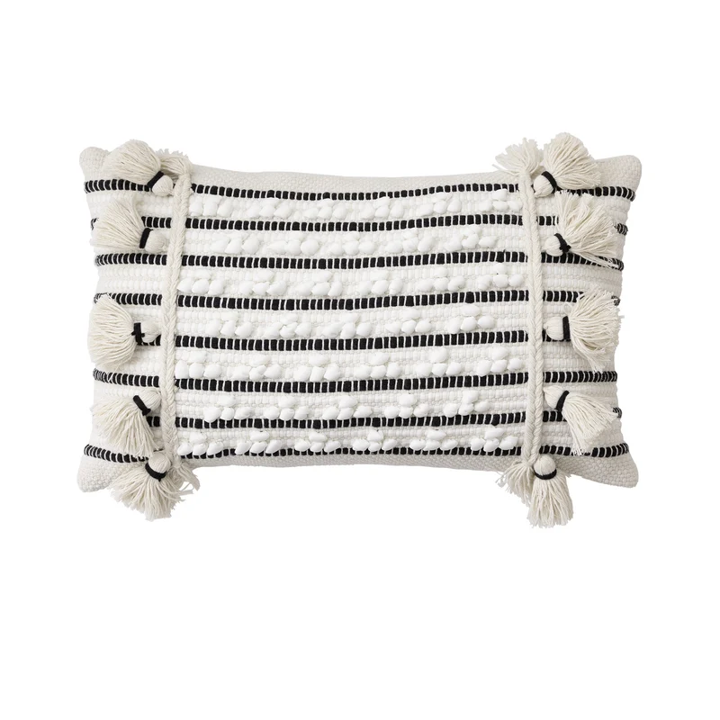 Gewebtes Boho-Dekokissen mit Quasten, Tuft-Relief und handgefertigten Details