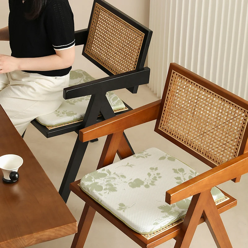 Gepolstertes Sitzkissen mit ergonomischem Schaumkern und atmungsaktivem Netzbezug