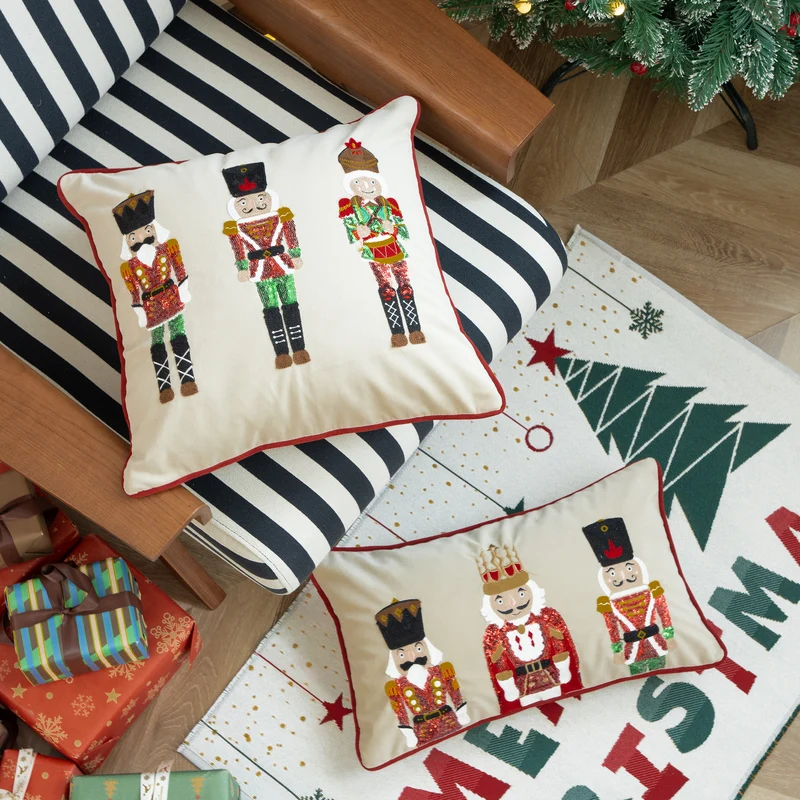 Weihnachtliches Dekokissen mit Nussknacker-Stickerei und Paspelrand