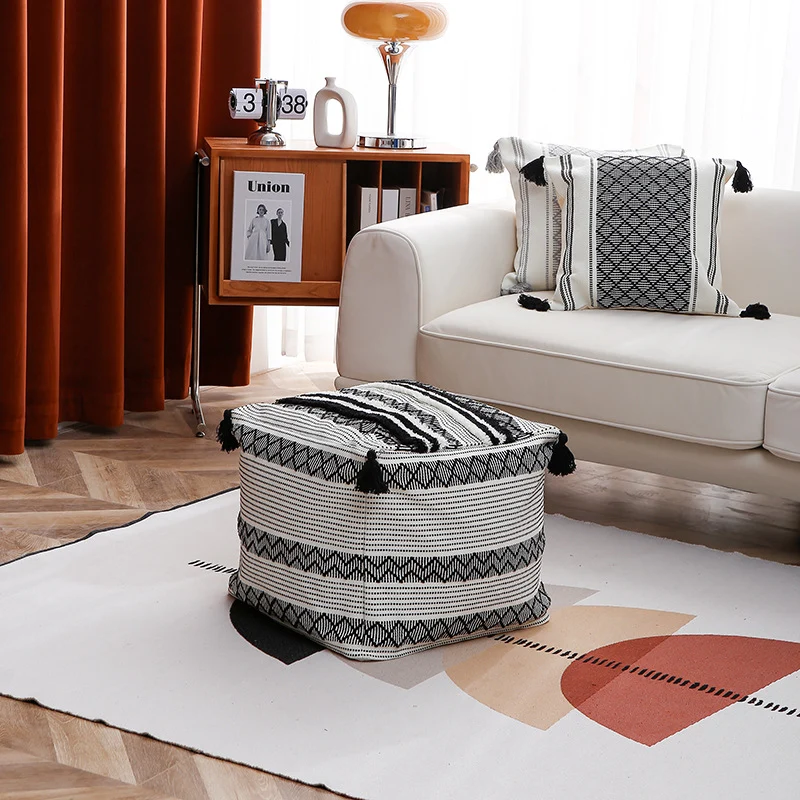 Geflochtener quadratischer Bodensitzpouf mit Quasten und gewebtem Ethno‑Muster