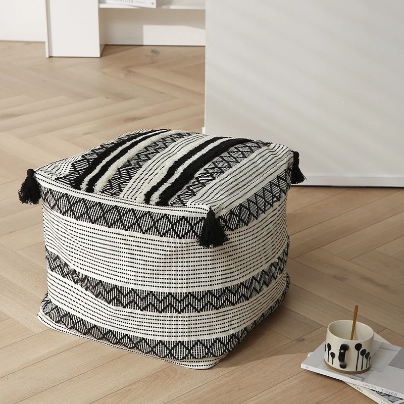 Geflochtener quadratischer Bodensitzpouf mit Quasten und gewebtem Ethno‑Muster