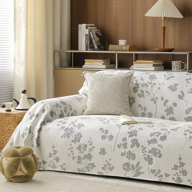 Elastischer Sofa‑Schonbezug mit floraler Reliefstruktur und universeller Passform