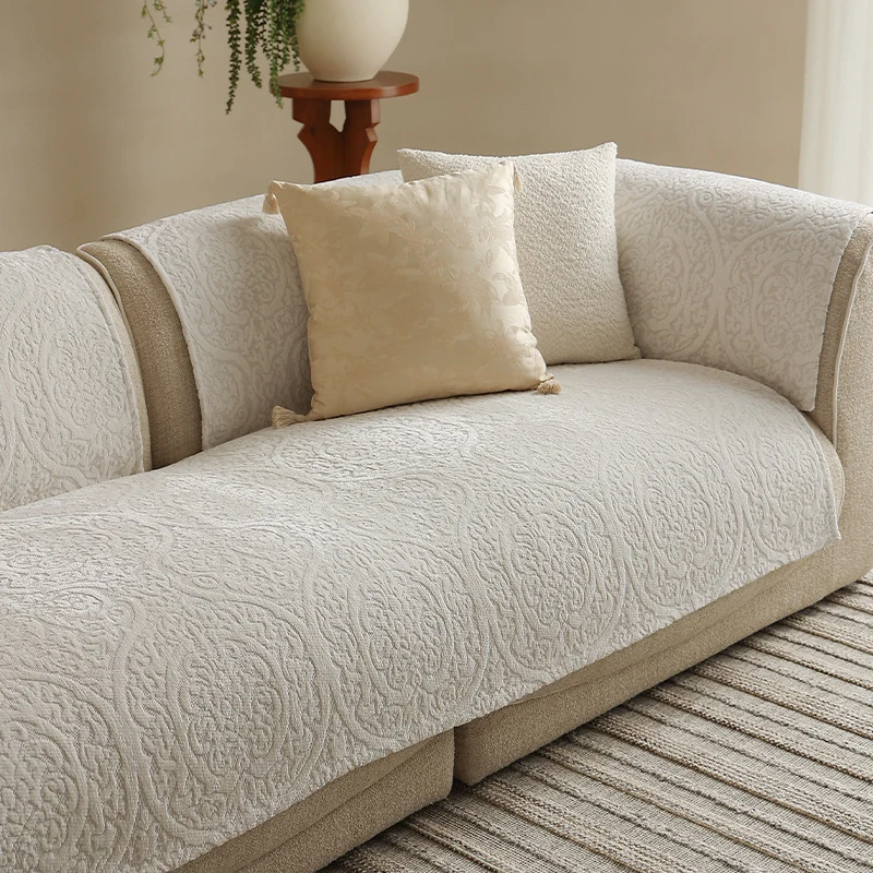 dreisitziges Sofa mit abnehmbaren Jacquard‑Schonbezügen und geschwungenen Armlehnen