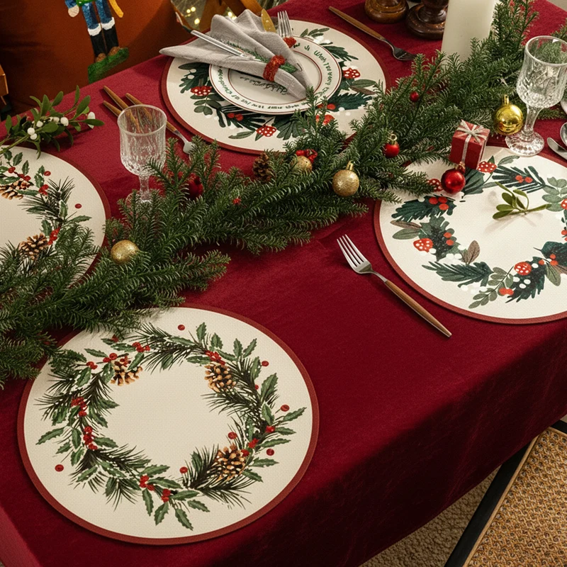 Rundes abwischbares Tischset mit weihnachtlichem Kranz- und Tartan‑Print