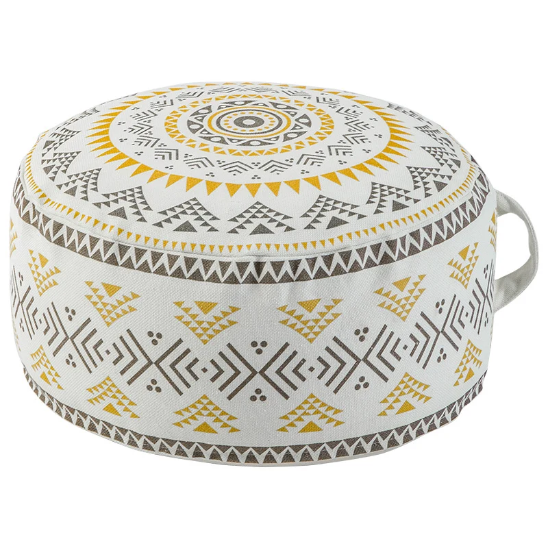 Runder Sitzpouf aus robustem Baumwollmix mit Ethno-Mandala‑Print und Tragegriff