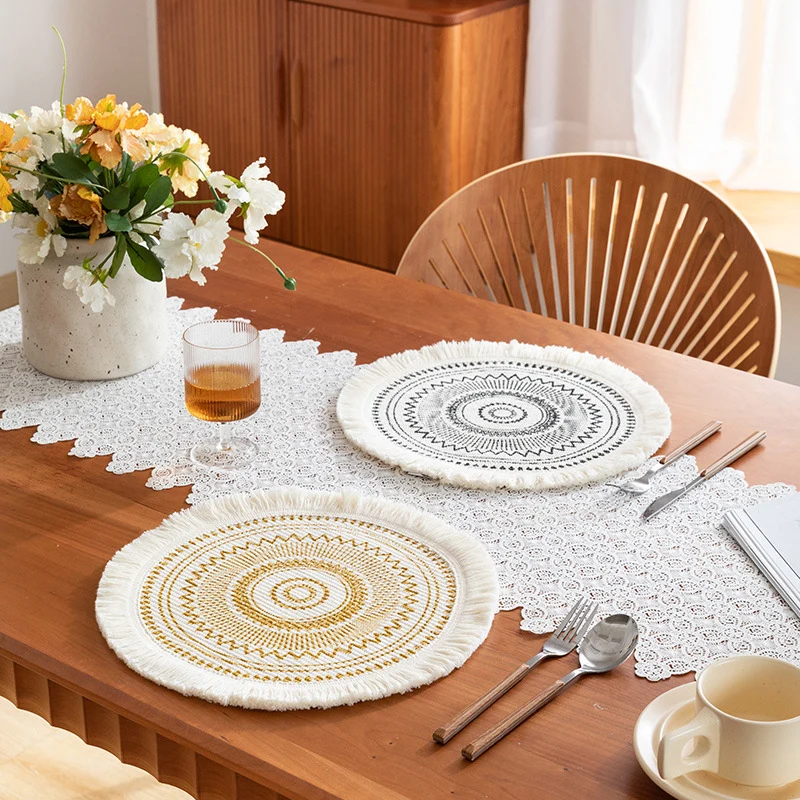 Runder handgewebter Baumwoll-Teppich mit Fransen und grafischem Ethno-Jacquard