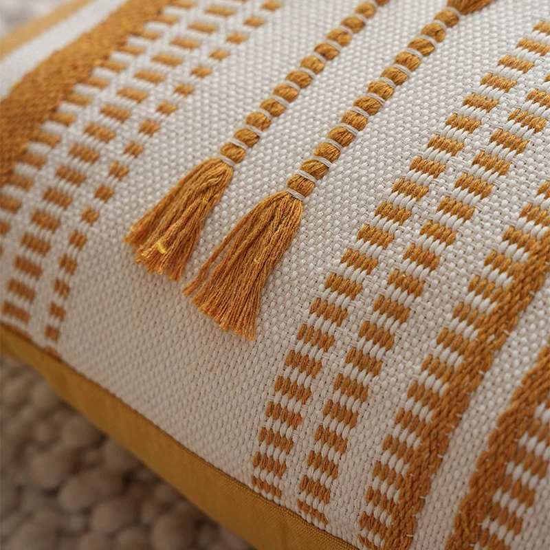 Strukturiertes quadratisches Zierkissen mit gehäkelter Borte und gestreifter Strickstruktur