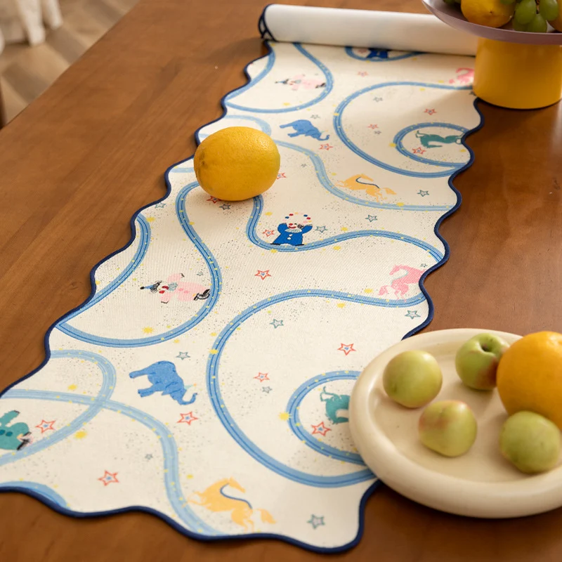 Spielmatte für Babys und Kleinkinder mit wellenförmigem Rand und verspieltem Tierprint