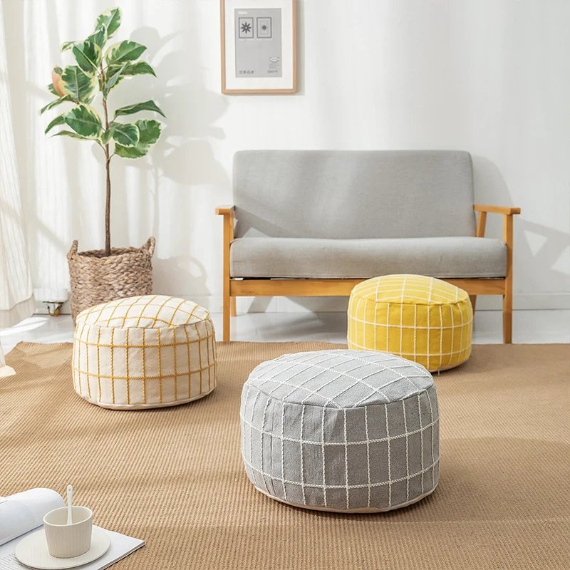 Runder gepolsterter Sitzpouf mit gesticktem Karo‑Muster und Baumwollbezug