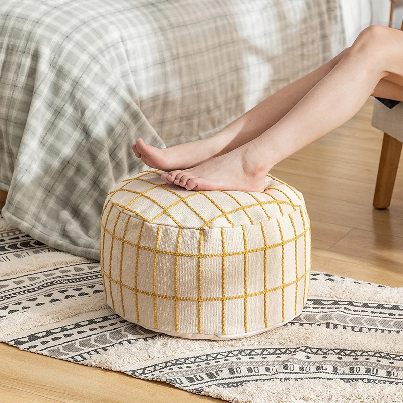 Runder gepolsterter Sitzpouf mit gesticktem Karo‑Muster und Baumwollbezug
