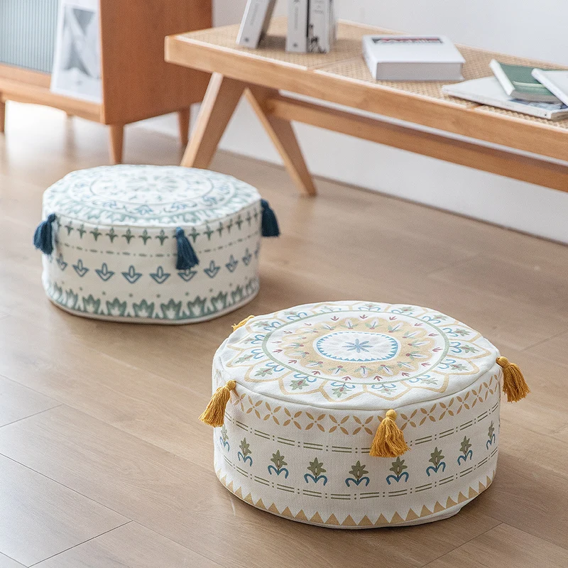 Runder gepolsterter Sitzpouf mit ethnischem Jacquardmuster und robustem Canvasbezug