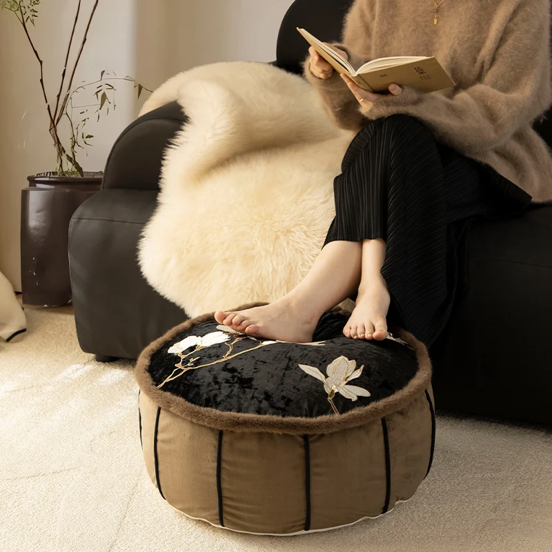 Sitzpouf aus besticktem Samt mit Kunstfellrand