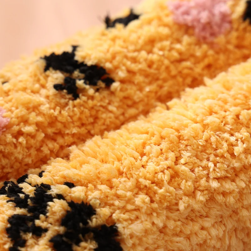 Katzenförmiger Mikrofaservorleger mit flauschiger Chenilleoberfläche und rutschfester Unterseite