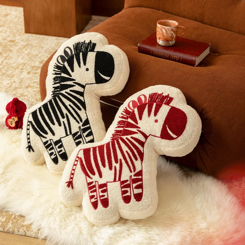 Geformtes Kinderzimmer-Dekokissen aus Teddyfleece mit gesticktem Zebra-Motiv und konturierter Silhouette