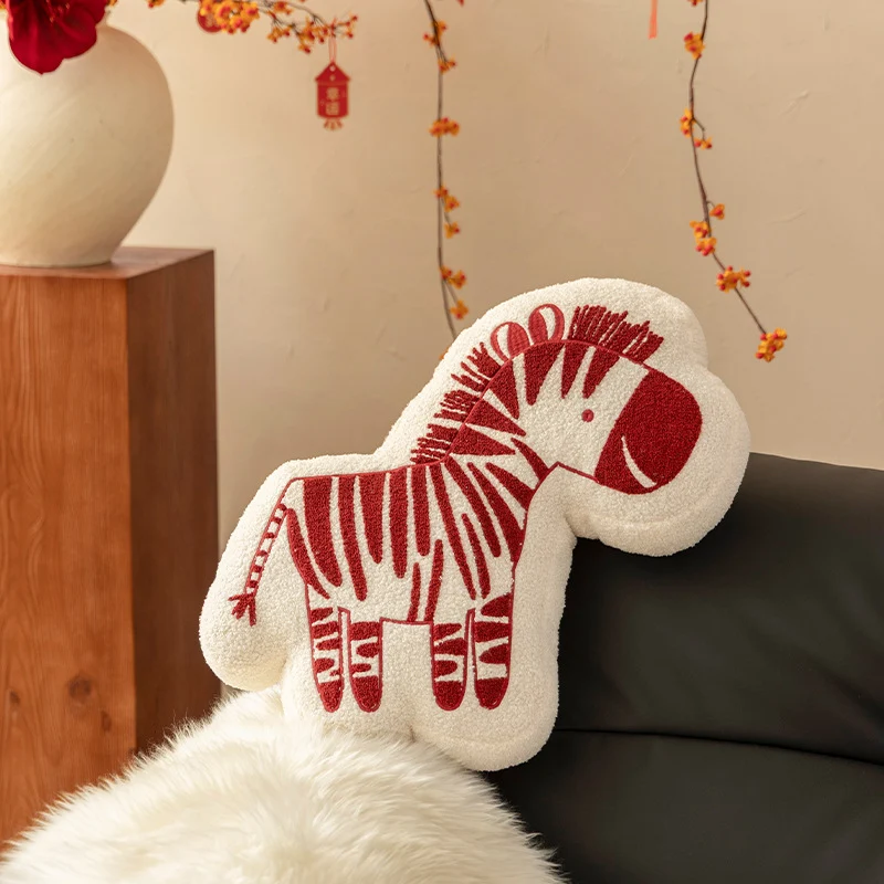 Geformtes Kinderzimmer-Dekokissen aus Teddyfleece mit gesticktem Zebra-Motiv und konturierter Silhouette
