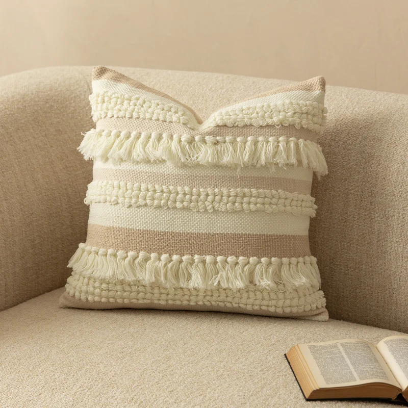 Handgewebtes Boho-Dekokissen mit gestuften Fransenstreifen und Bouclé‑Applikationen