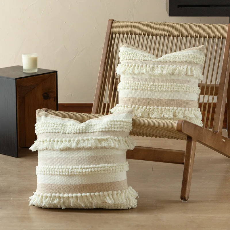 Handgewebtes Boho-Dekokissen mit gestuften Fransenstreifen und Bouclé‑Applikationen