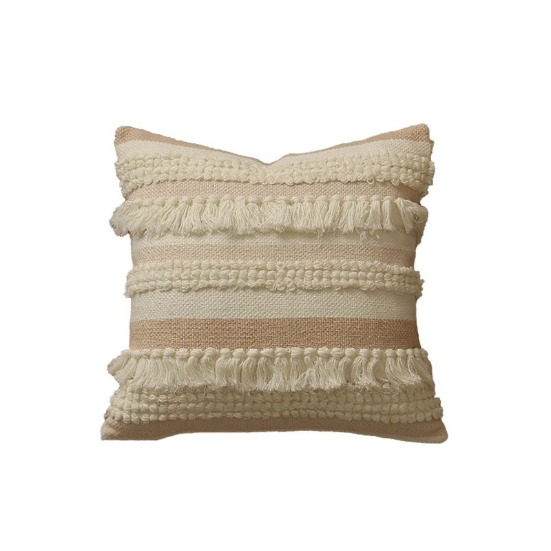 Handgewebtes Boho-Dekokissen mit gestuften Fransenstreifen und Bouclé‑Applikationen