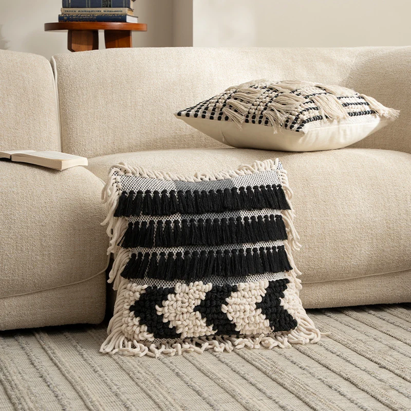 Dekoratives Boho-Kissen mit Baumwoll-Tufting, Fransen und Quasten