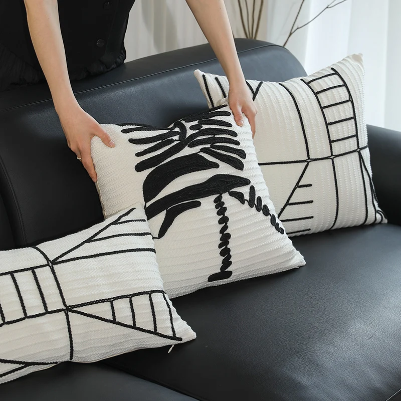 Dekokissenbezug mit strukturierter Stickerei und geometrischem Linienmotiv