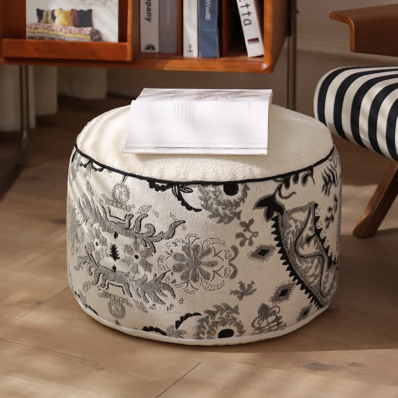 Bodensitzpouf in Blütenform mit kuscheliger Teddy‑Fleece‑Oberfläche und abnehmbarem Bezug