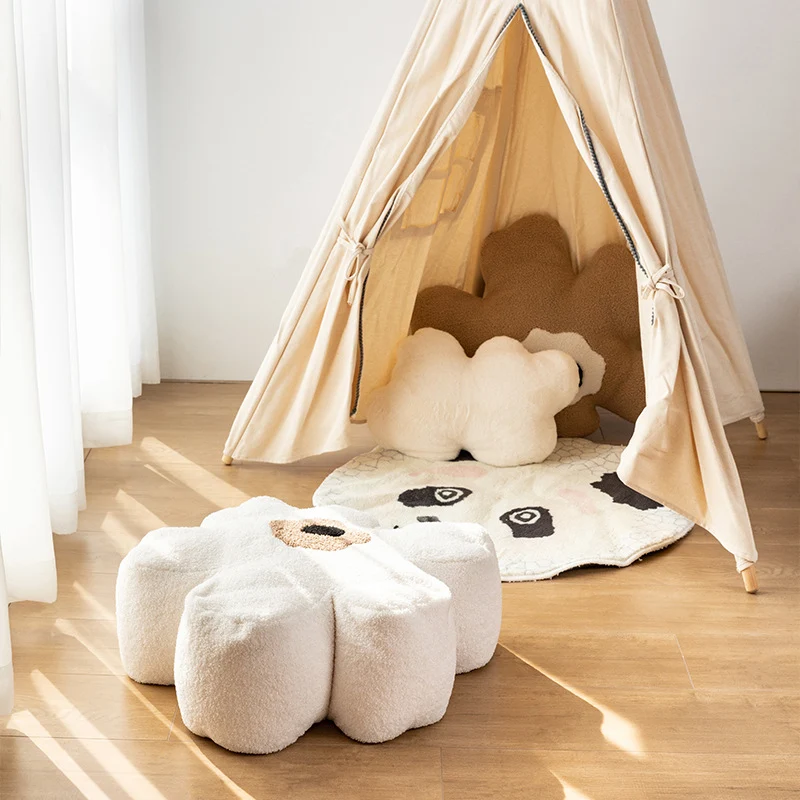 Blumenförmiger Bodensitzpouf mit Bouclé‑Bezug und segmentierter Polsterung