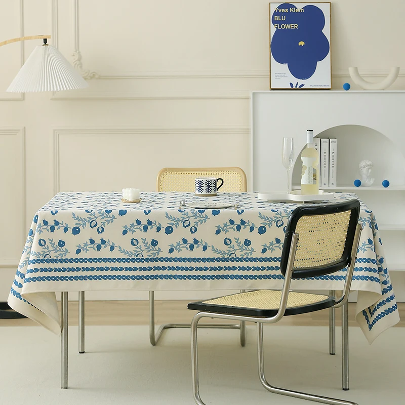 Baumwollmix‑Tischdecke mit eingewebtem Blumenbordüren‑Dekor und grünem Saum