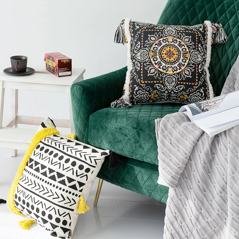 Quadratisches Boho-Dekokissen mit gehäkeltem Bommel und dekorativen Eckquasten