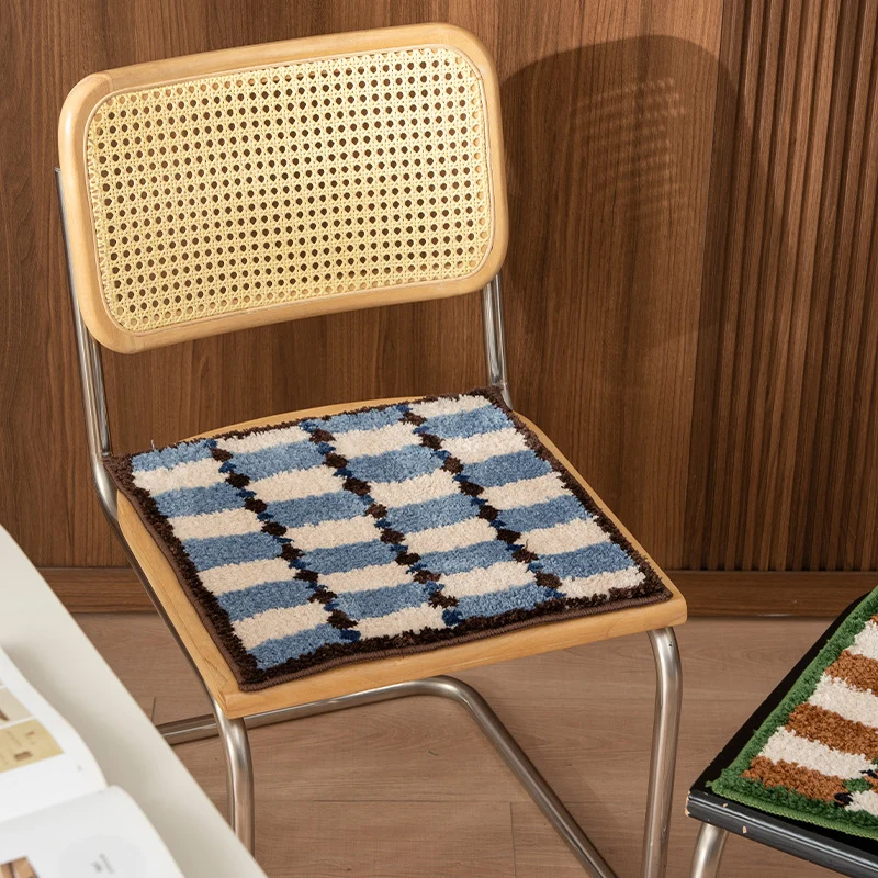 Quadratische Hochflor-Badematte mit strukturierter Blockstreifen-Optik und kontrastierter Einfassung