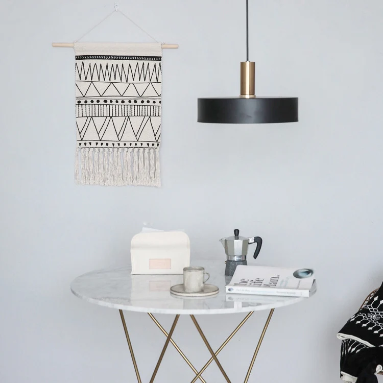 Gewebter Wandbehang aus Baumwollmix mit Holzstab, Fransen und geometrischem Ethno‑Muster