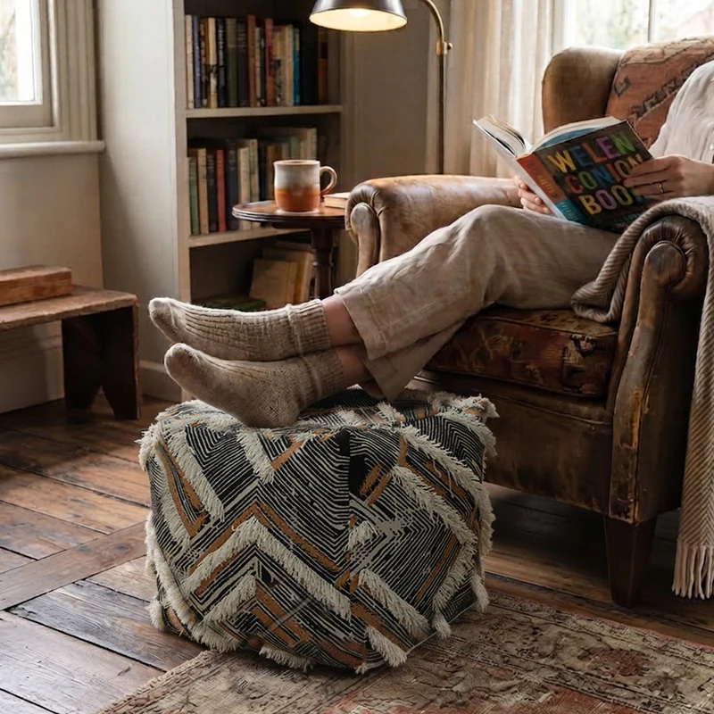 Gepolsterter Boho-Sitzpouf mit Fransen und gewebtem Patchworkbezug