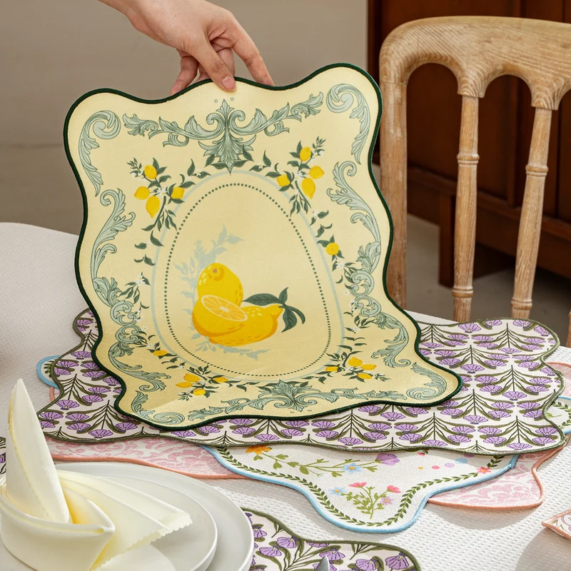 Geformtes Tischset aus Baumwollmix mit Granatapfel- und Papageien-Motiv
