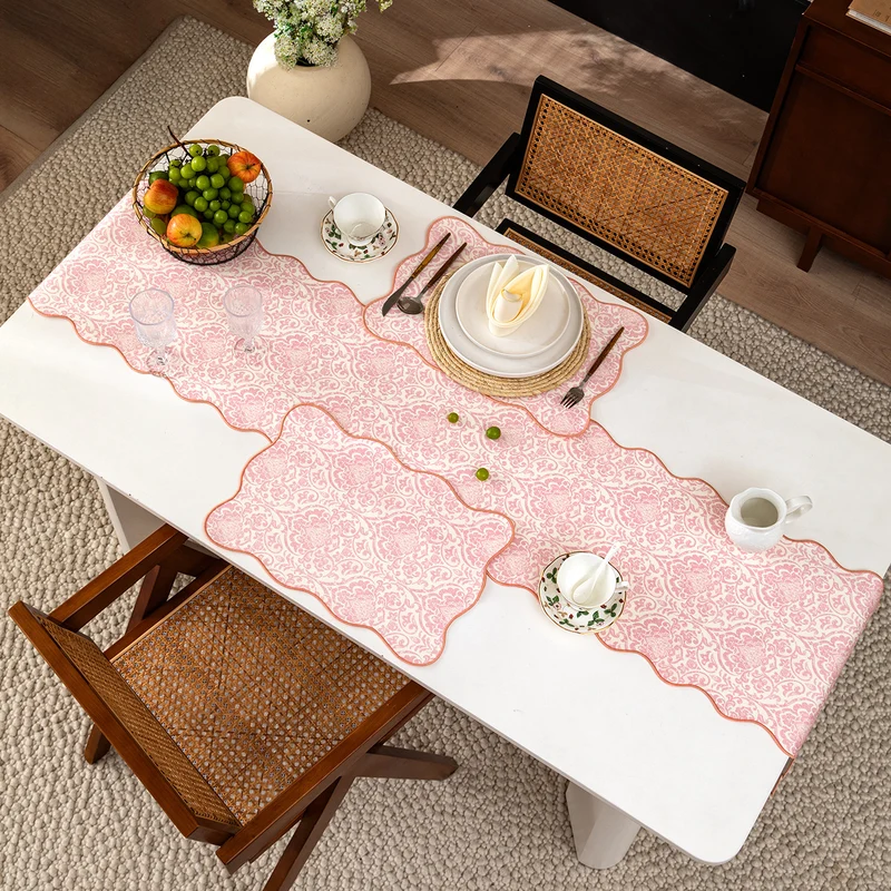 Eleganter Tischläufer mit gewelltem Saum und Barock‑Damast‑Muster