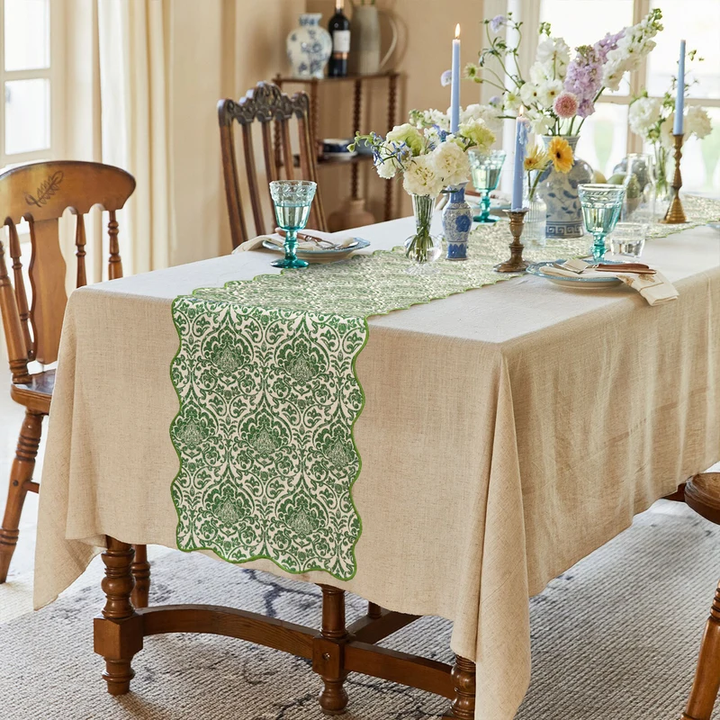 Eleganter Tischläufer mit gewelltem Saum und Barock‑Damast‑Muster
