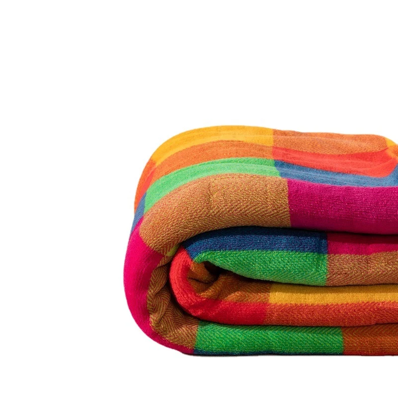Bunt gemustertes Wurfdecke