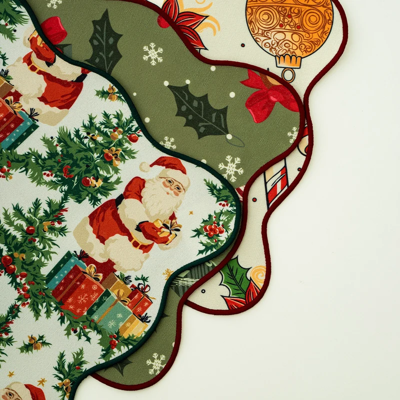 Abwischbares Weihnachts-Tischset mit gewelltem Rand, rutschfester Unterseite und festlichem Muster