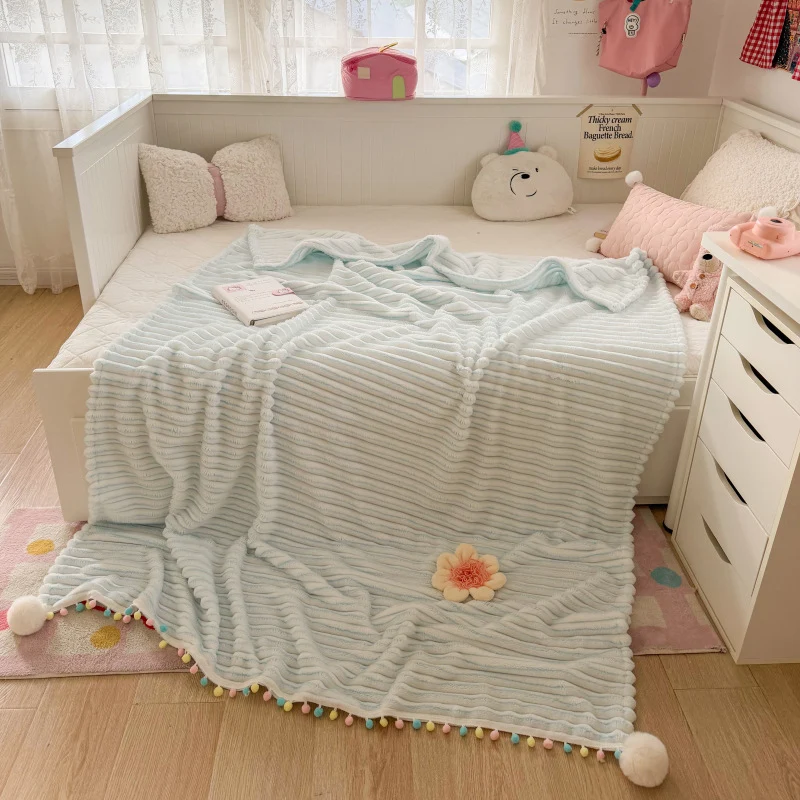 Strukturierte Pom-Pom-Wurfdecke