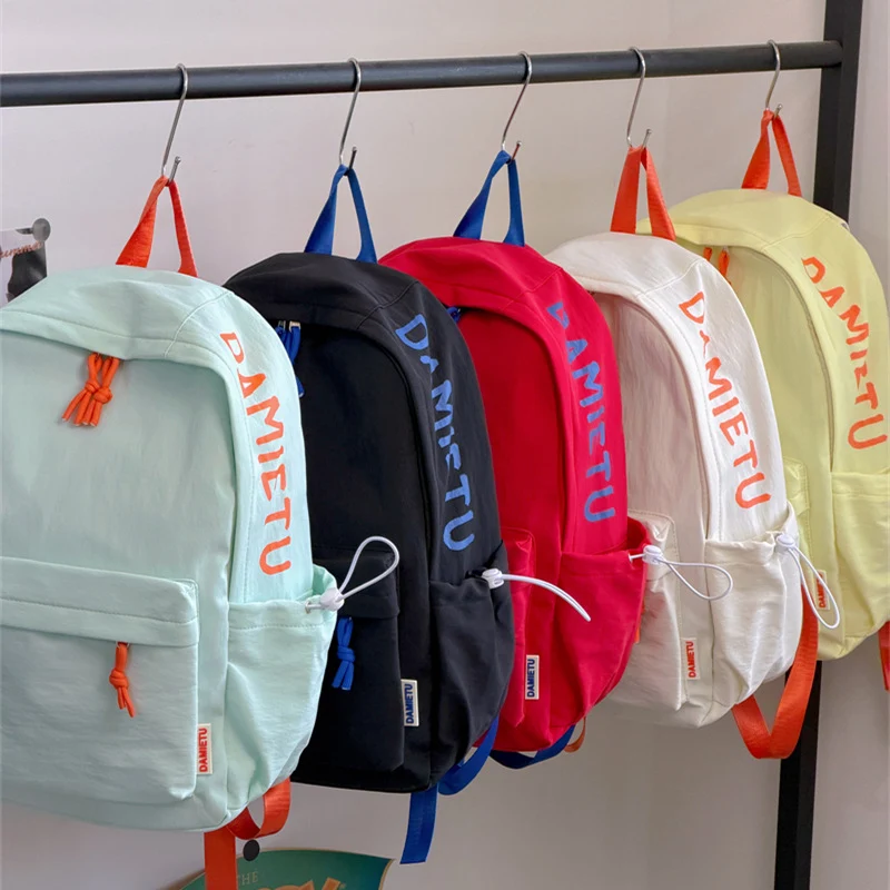 Lässiger leichter Rucksack mit cute Plüsch-Schlüsselanhänger Karnz