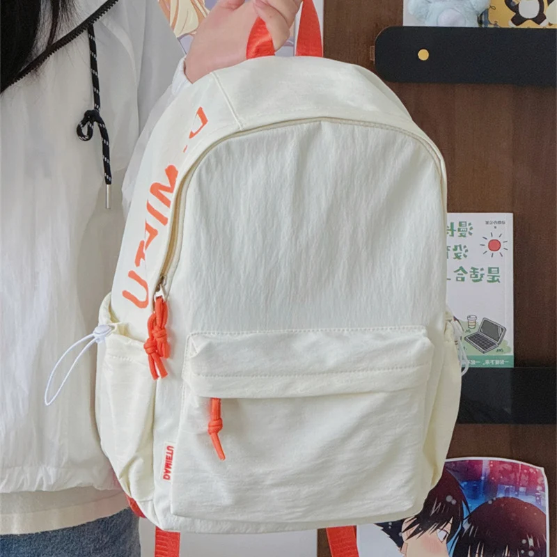 Lässiger leichter Rucksack mit cute Plüsch-Schlüsselanhänger Karnz