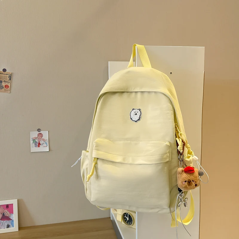 Lässiger leichter Rucksack mit süßem Charakter-Anhänger Karnz