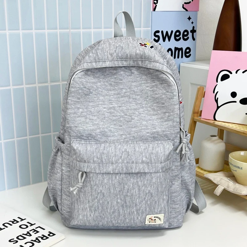 Lässiger weicher Stoff Rucksack mit süßem Charm Karnz