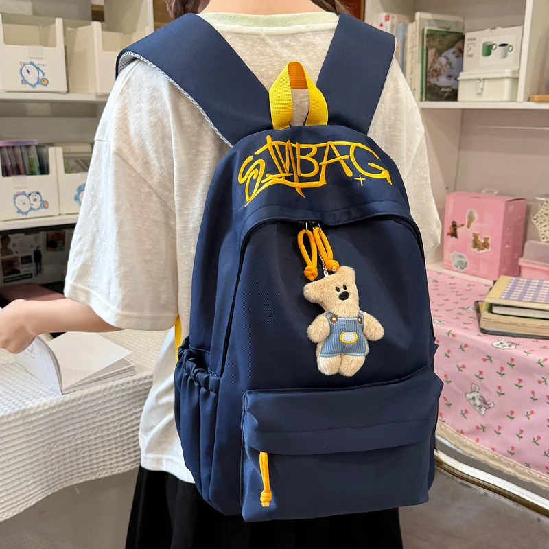 Lässiger Rucksack mit süßem Plüsch-Schlüsselanhänger Karnz