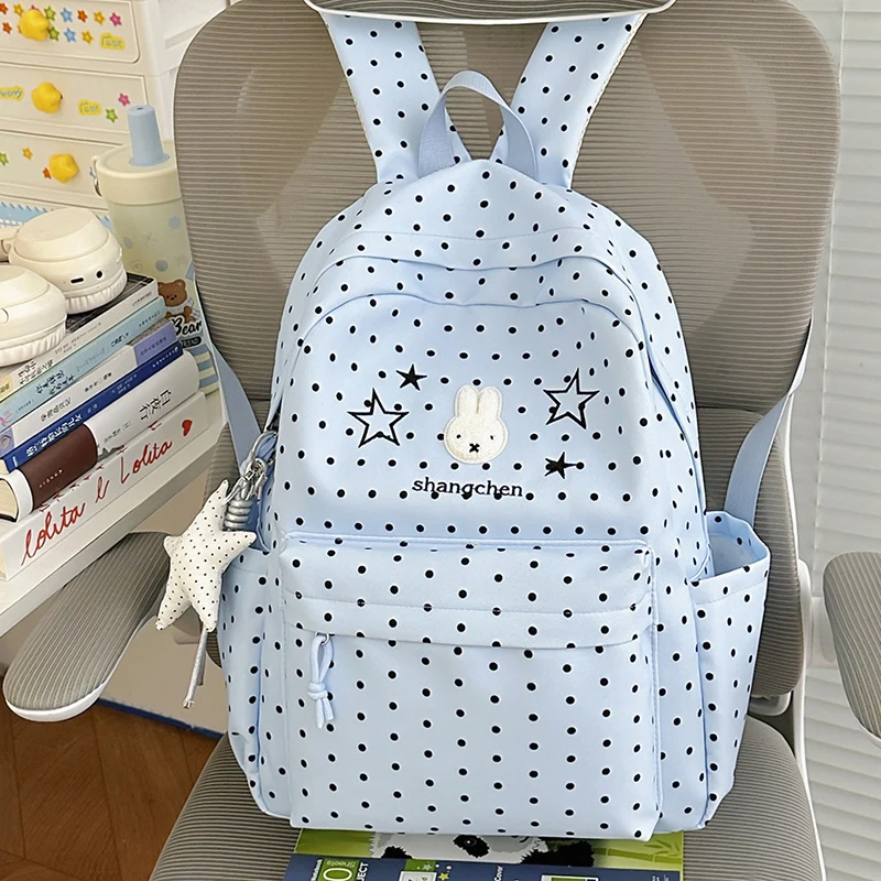 Verspielt gepunkteter Rucksack mit Hasenmotiv Karnz