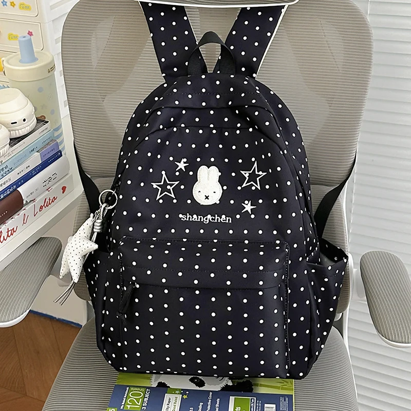 Verspielt gepunkteter Rucksack mit Hasenmotiv Karnz