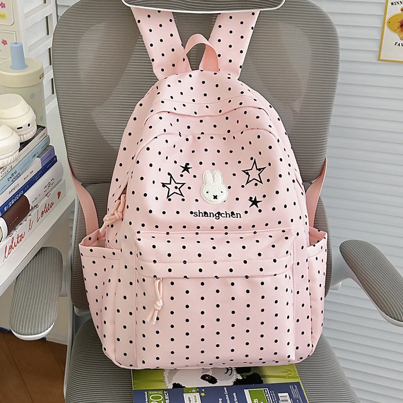 Verspielt gepunkteter Rucksack mit Hasenmotiv Karnz