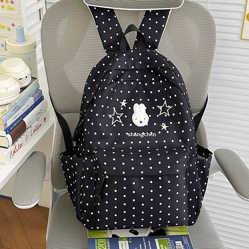 Verspielt gepunkteter Rucksack mit Hasenmotiv Karnz